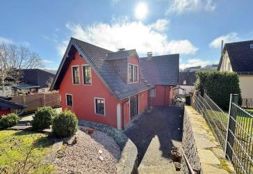**Viel Platz, top Lage in Prüm: Modernes Wohnhaus mit Einliegerwohnung, Garten und Garagen**