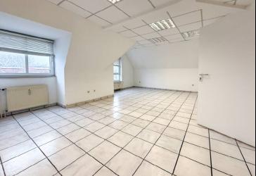 Gewerbeeinheit als Büro, Praxis, Ausstellung nutzbar - Parkmöglichkeiten vorhanden