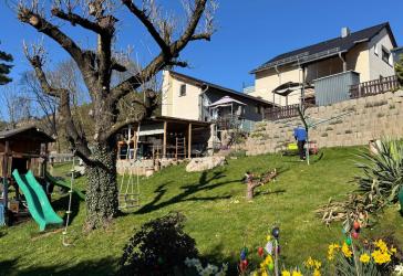 Familienfreundliches Zweifamilienhaus mit Balkon, Terrasse und traumhaften Grundstück in Saalfeld/Saale
