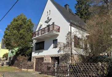 Wohnen im Grünen: Charmantes Haus mit großem Grundstück in Aue!