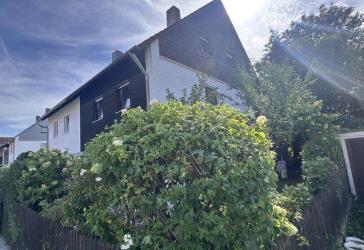 MODERNE DOPPELHAUSHÄLFTE MIT AUSGEBAUTEM DACHSTUDIO, VOLLKELLER UND 2 GARAGEN