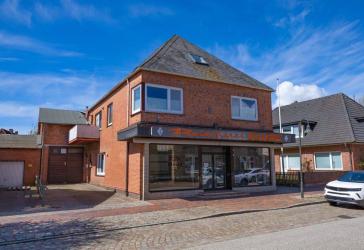 Wohn- und Geschäftshaus mit großer Betreiberwohnung und vielseitiger Gewerbefläche in Lunden
