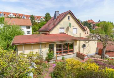 Einfamilienhaus mit Werkstatt, 3 Garagen und 1.755 m² großem Garten in Eisenberg