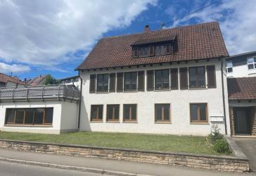 Wohn- und Geschäftshaus mit 6 Garagen und Garten