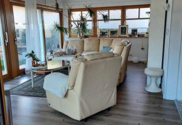 Bungalow-Wohnung, Doppelgarage, schön angelegtes Grundstück in SW Lage