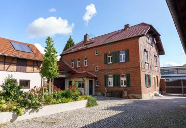 Raum für Familie und Hobbys: Saniertes Anwesen mit Großscheune und Pool