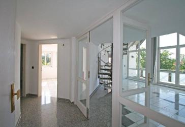 Moderne und lichtdurchflutete 3,5-Zi-Galerie-Wohnung mit Südbalkon in ruhiger Lage von Lagerlechfeld