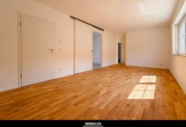 Hochwertig renovierte drei Zimmer Wohnung mit Terrasse