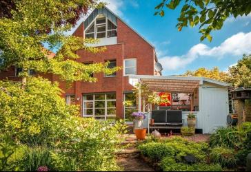 Einladendes Einfamilienhaus mit großzügigem Wohnkomfort und Gartenidylle