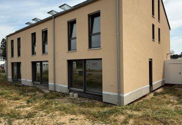 Modernes Reihenendhaus: Sechs Zimmer, Klima-und Photovoltaikanlage, energetisch höchstmodern in EH40/QNG und geförderte Finanzierung.
