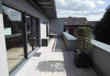 Moderne 4-Zimmer-Penthouse-Wohnung mit Einbauküche, Aufzug und großer Dachterrasse