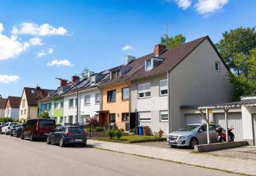 Reiheneckhaus mit großem Grundstück und viel Potenzial in begehrter Lage von Obermenzing