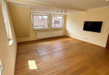 Charmante, kernsanierte 2-Zimmer-Dachgeschosswohnung mit separatem Homeoffice-Bereich in zentraler Lage Ludwigsburgs