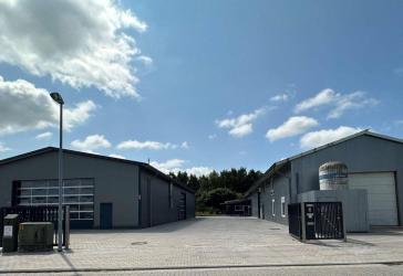 Gewerbeimmobilie 2 Hallen 300 + 450 m² Einfamilienhaus 188 m²