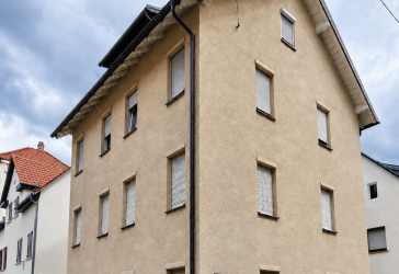 Freistehendes 4-Familienhaus in zentraler Lage, Einzelgarage, vielseitige Möglichkeiten