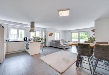 Aigner - Bezungsfrei: Modernes Wohnen mit großzügigem Balkon und offenem Wohnbereich