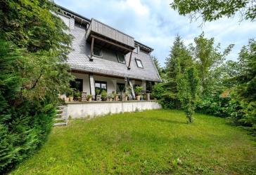 In naturnaher Lage: Großzügiges Familiendomizil mit viel Platz, EBK, Garage und schönem Garten