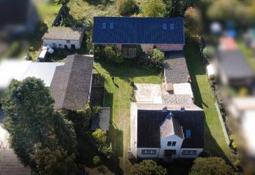 Geschützter Vierseithof mit mehreren Nebengebäuden und weitläufigem Garten