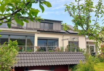 Lichtdurchflutetes Zweifamilienwohnhaus, komplett saniert 2021 in ruhiger Lage von Herrenberg