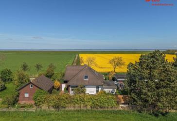 Nordseenah wohnen: Großzügiges Einfamilienhaus mit Einliegerwohnung und Doppelgarage