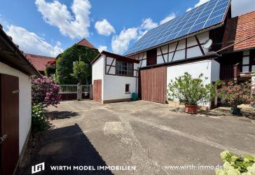 Wohnhaus mit Hoffläche und Nebengebäuden in Kronungen