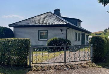 Familienfreundliches Haus mit Balkon und Terrasse in Höxter, Brenkhausen