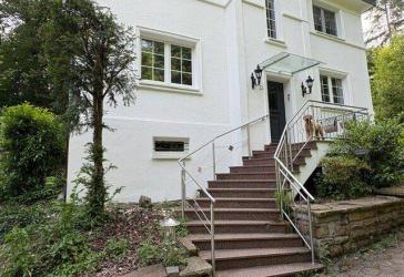 Charmantes Wohnen: Altbau trifft Moderne in grüner Lage