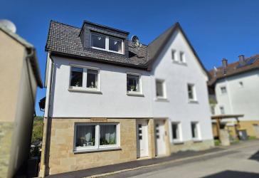 Gepflegte helle Doppelhaushälfte mit Wohlfühl-Garten & extra-hohem Doppelcarport