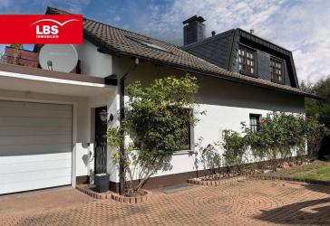 Zweifamilienhaus mit vielen Nutzungsmöglichkeiten und tollem Ausblick!