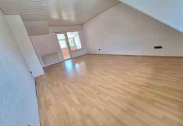 Großzügige 2-Zimmer-Dachgeschosswohnung m. Winterbalkon, Stellplatz u. beghbr. Kleiderschrank