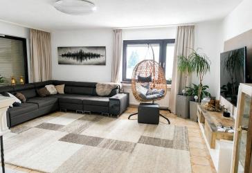Großzügiges Zweifamilienhaus mit Garten, Balkon und vielseitigen Nutzungsmöglichkeiten