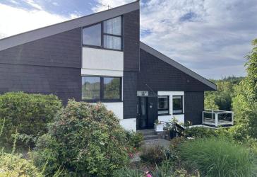Großzügiges Architektenhaus mit Einliegerwohnung auf traumhaft angelegtem Grundstück