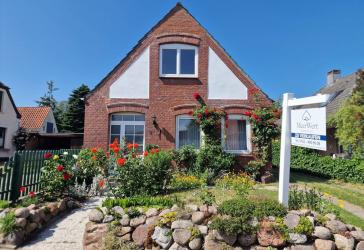 'Rosenidylle' in ruhiger Sackgassenlage - sanierungsbedüftiges Wohnhaus in Garding