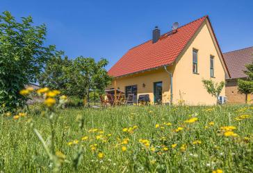 Modernes Landhausflair mit Kamin, Obstgarten und historischer Scheune