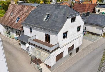 Mehrfamilienhaus mit 4 Einheiten, Scheune und Entwicklungspotenzial in Schmitten
