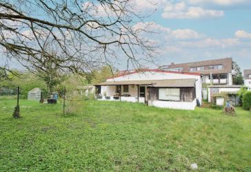 Freistehendes Einfamilienhaus mit Doppelgarage