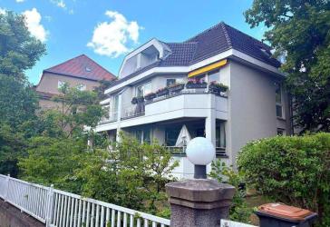 Stadtvilla im gepflegten Westend, Haus im Haus Maisonette-Wohnung (EG/Souterrain) mit 2 Bädern + Gäste-WC, Fußbodenheizung und EBK! Erstbezug nach Ren