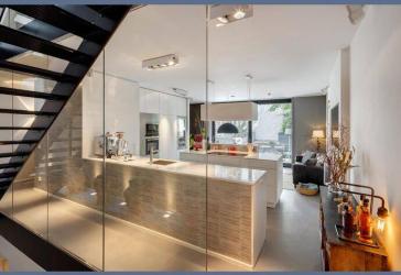 Möbliert: Luxuriöses Townhouse in ruhiger Innenhoflage