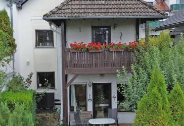 MIT PHOTOVOLTAIK UND WÄRMEPUMPE! Einfamilienhaus mit Einliegerwohnung, 3 PKW-Stellplätze, auf gepflegtem Sonnengrundstück in 65527 Niedernhausen