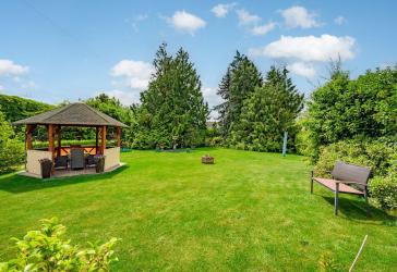 Im Angebotsverfahren: Kerpen-Sindorf: Familienparadies auf 2.500 m² Parkgrundstück und 3 Garagen