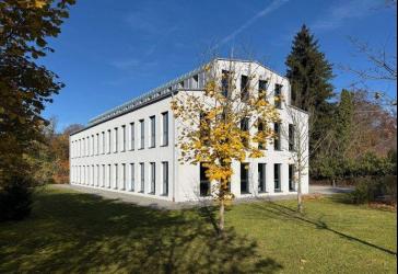 Puristische Bürovilla am Isarhochufer