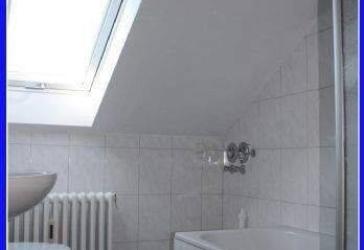 'GEMÜTLICHE DACHGESCHOSSWOHNUNG - 2,5-Zimmer, Küche, Bad, Balkon