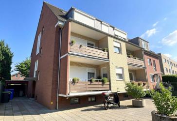 Mehrfamilienhaus mit 7 Einzelgaragen und großem Grundstück