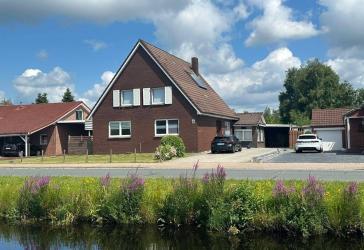 *Renditestarke Immobilie in Ostrhauderfehn: 3 Wohneinheiten in ruhiger Kanallage - JNKM 19.920 €*