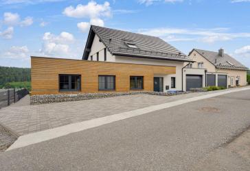 Exklusives und junges EFH mit Ferien-/Einliegerwohnung **provisionsfrei**