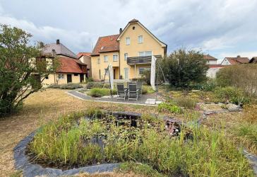 Großes Einfamilienhaus mit Ausbaureserve und weiterem Bauplatz im großen Garten