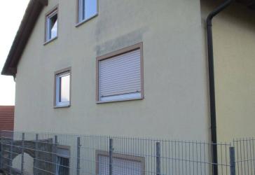 Teilvermietetes Dreifamilienhaus in Oerlenbach, OT mit 2 Doppelgaragen und 2 Kfz-Stellplätzen