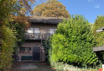 Freistehendes Einfamilienhaus mit 9 Zimmern, Garten, traumhafter Ausblick, 6 Stallungen und Lagerschuppen.