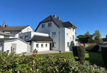 Großes, modernisiertes Wohnhaus mit separater Gewerbeeinheit im Zentrum...