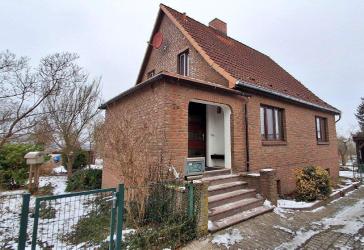 Einfamilienhaus mit schönem Grundstück, voll unterkellert, Doppelcarport und Kaminofen